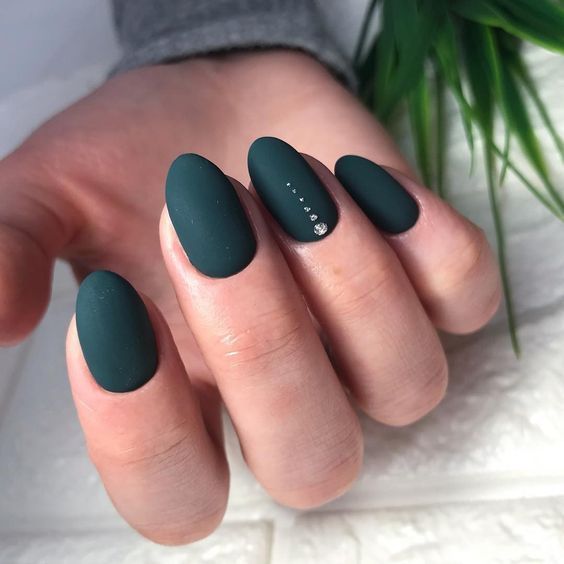 fall-nail-color-trend-moody-green